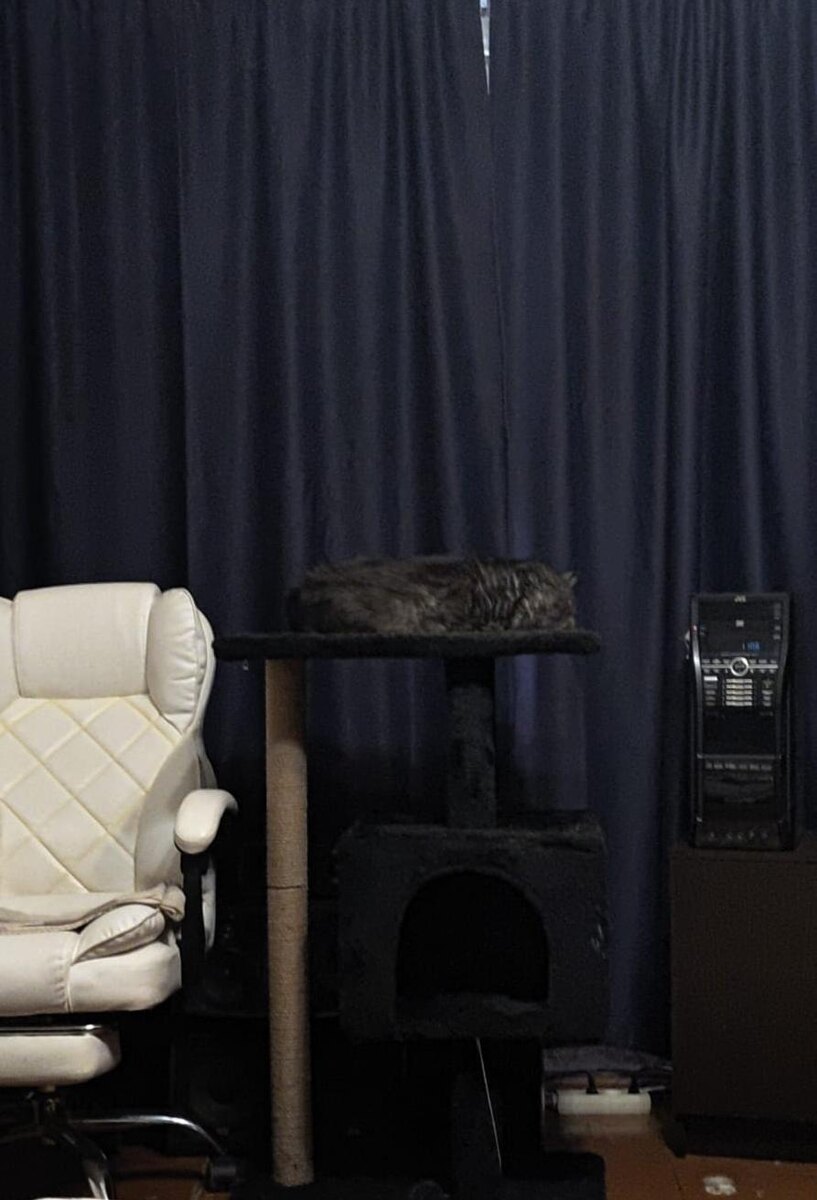 Наслаждается 😁