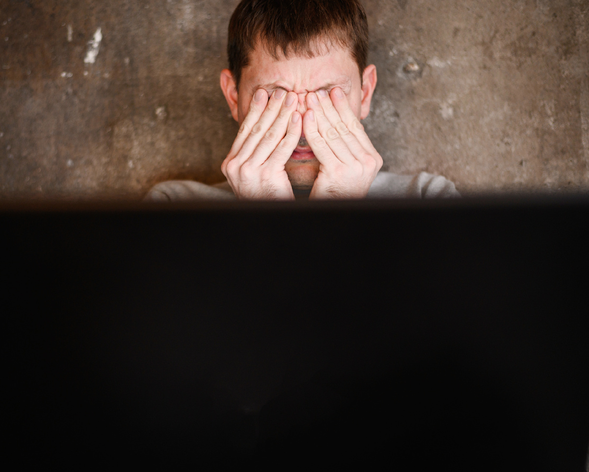 Хейтвотчинг (от англ. hate — «ненавидеть» и watch — «cмотреть») — намеренное потребление контента, вызывающего негативные эмоции. Термин стали активно употреблять после выхода рецензии на сериал Smash американского критика Эмили Нуссбаум в 2012 году: сериал стал её раздражать, но желание смотреть его только росло. Фото: www.freepik.com