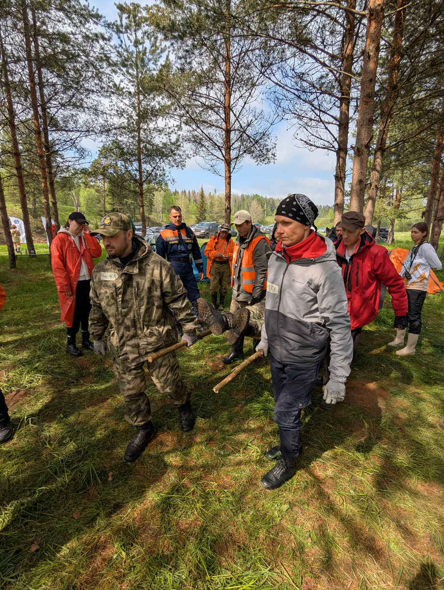 Учебная переноска учебного пострадавшего.