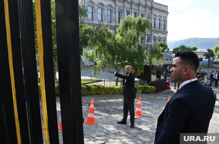 У дворца Чираган значительно усилили меры безопасности. Фото: Кирилл Зыков / РИА Новости