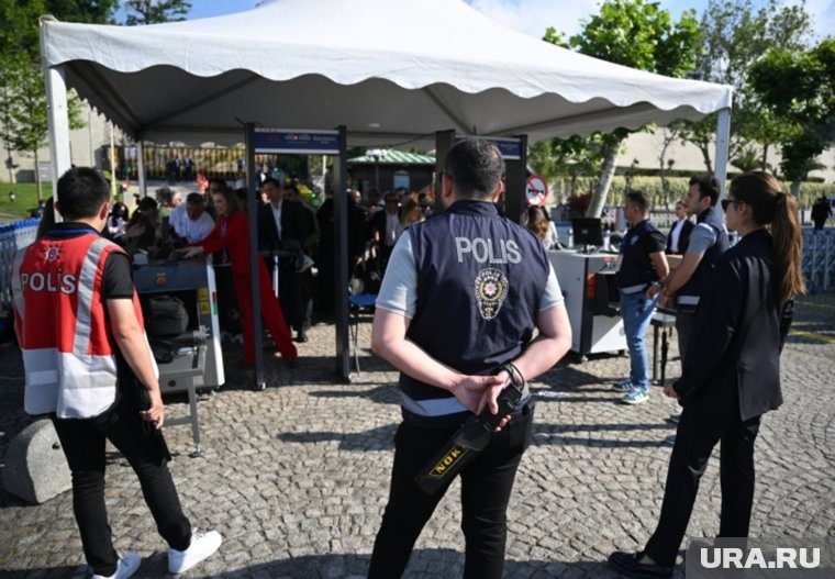 На улице рядом с дворцом усилено полицейское патрулирование. Фото: Кирилл Зыков / РИА Новости