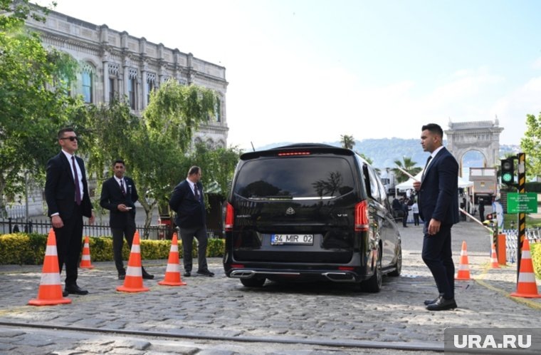 Сообщается, что кроме обычных полицейских машин у дворца находится и бронетехника. Фото: Кирилл Зыков / РИА Новости