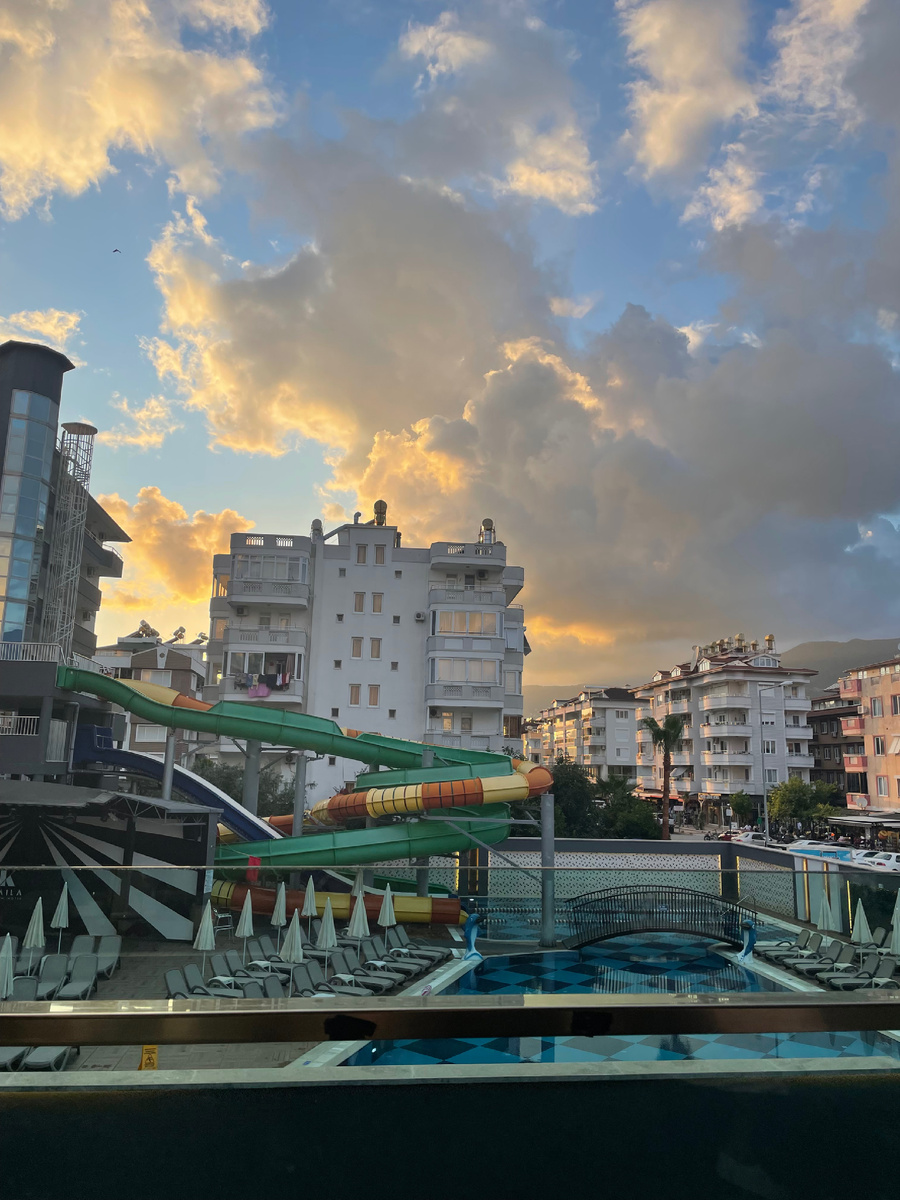 Это вид с веранды ресторана на соседний отель