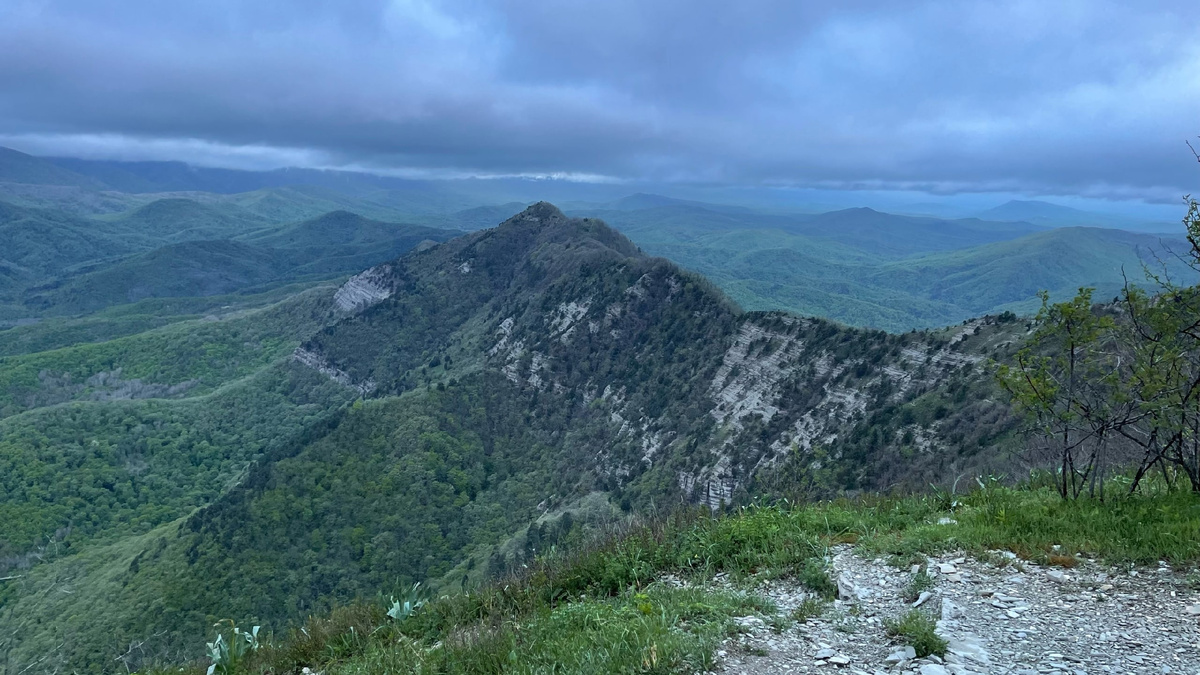 Папайская стена, соседний хребет, на котором пару его вершин.