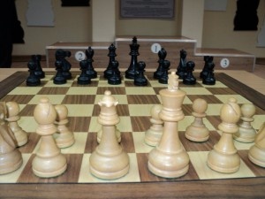 перед началом партии проверьте и поправьте фигуры, найдите судью в турнирном зале. 