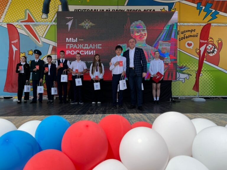    Олег Димов вручил паспорта юным оренбуржцам Марина Шарт