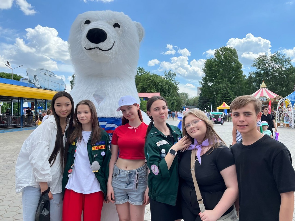  📷    Олег Димов вручил паспорта юным оренбуржцам Марина Шарт