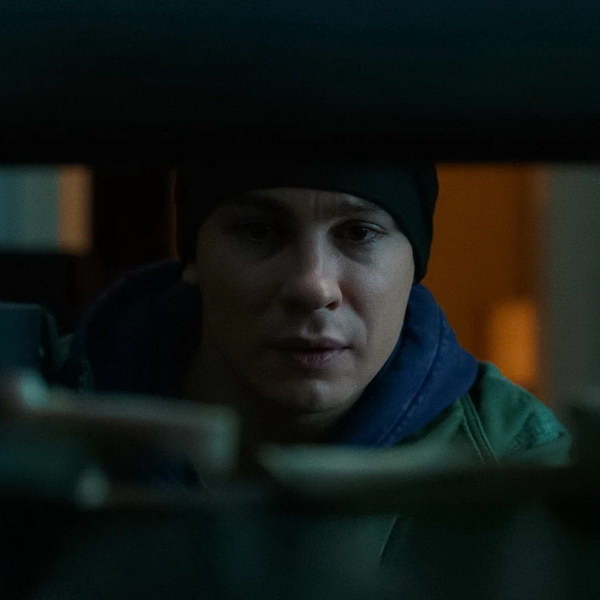     Никита Кологривый пытается скрыться от Михаила Пореченкова в трейлере «Беги»