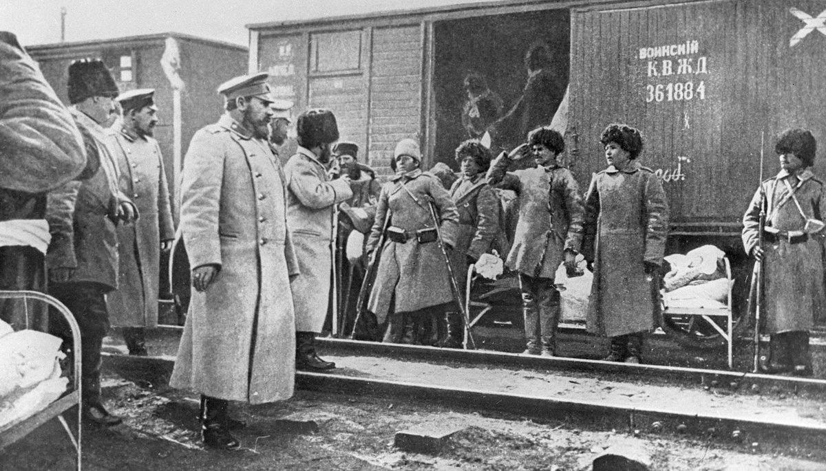 Русско-японская война 1904-1905 гг. Эшелон с солдатами русской армии, ранеными во время Мукденского сражения, на железнодорожной станции во Владивостоке. Март 1905 г.                    © РИА новости