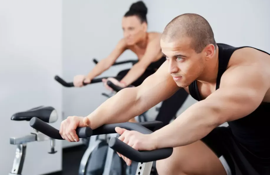 Пересадка волос и спорт: когда можно вернуться к тренировкам?