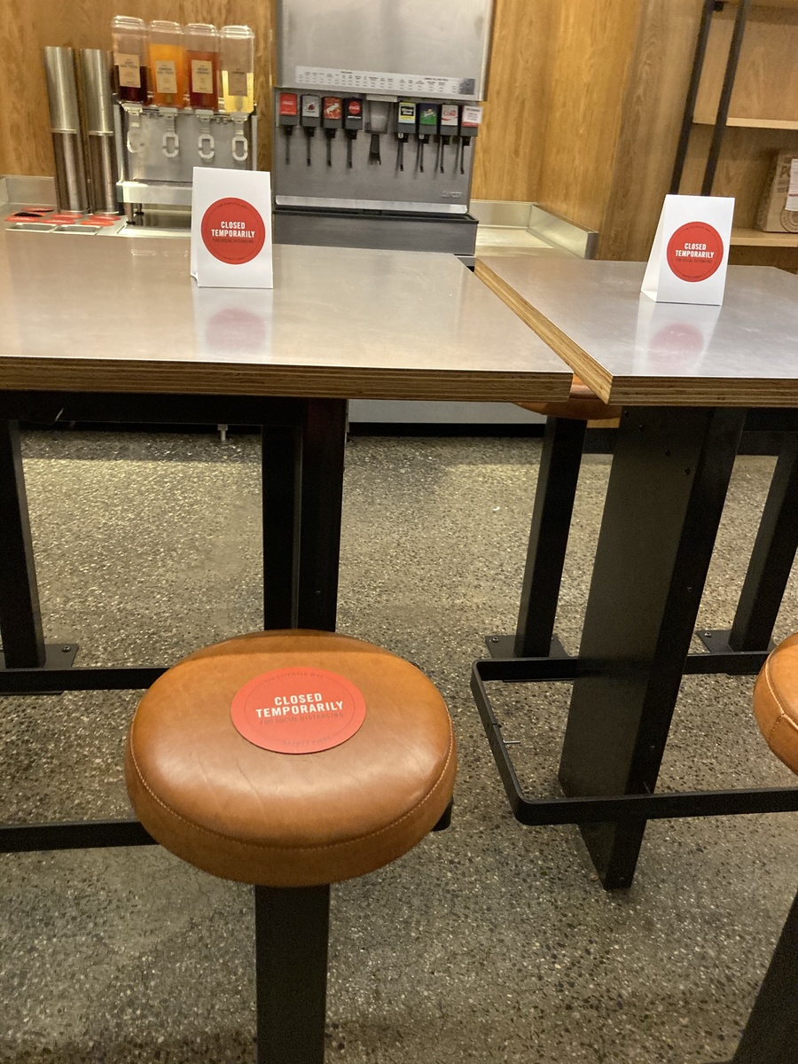 В популярных сетях McDonald's и  Cipotle еда - только навынос