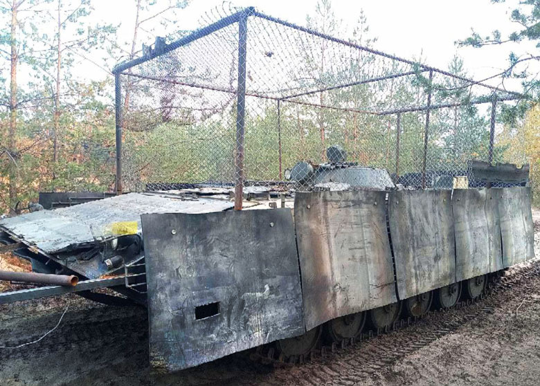 1. БМП-1 с дополнительной защитой от дронов и мин