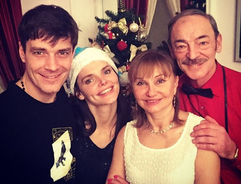 Максим Матвеев с женой, тёщей и тестем