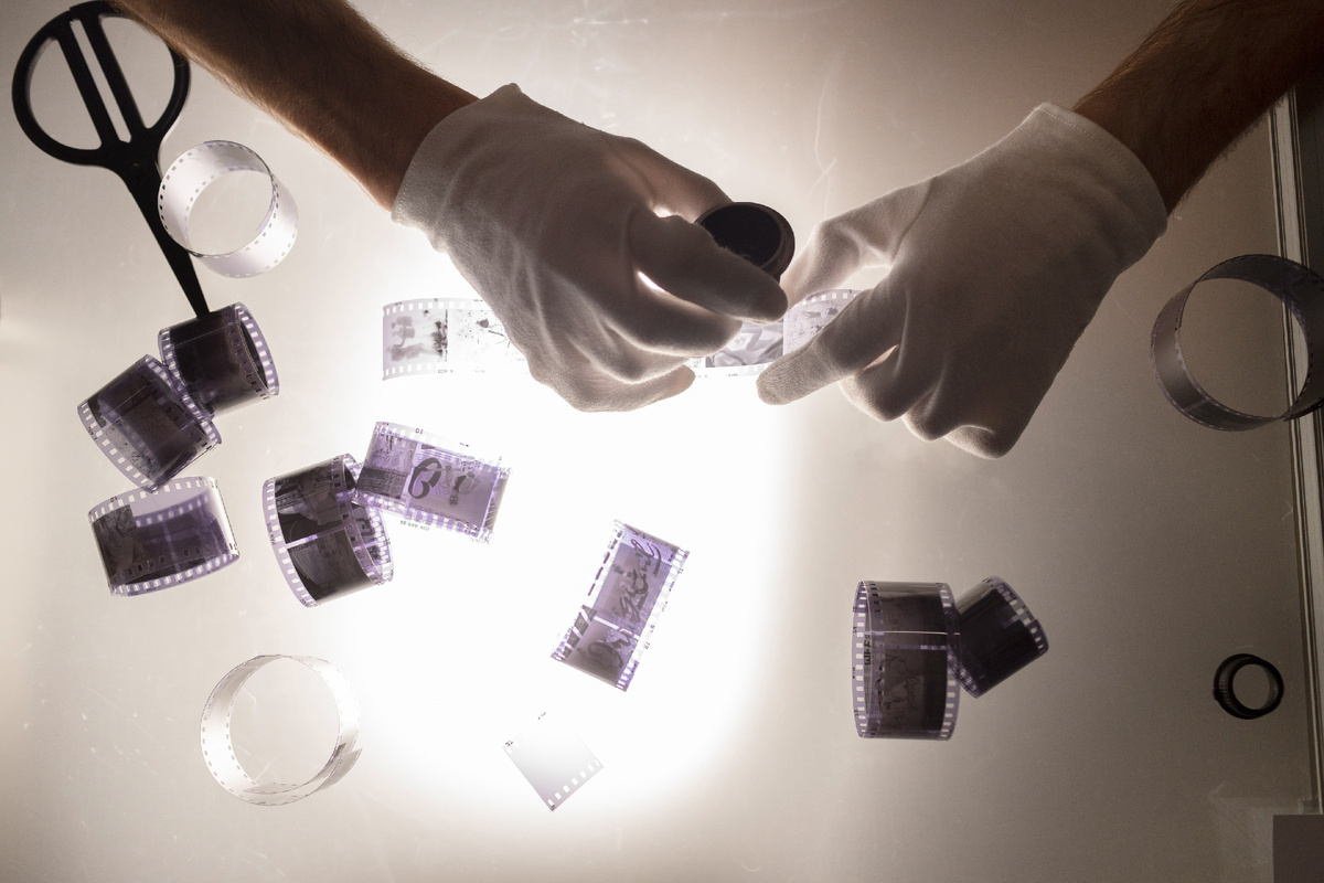 Источник: https://ru.freepik.com/free-photo/man-working-darkroom-top-view_33995273.htm#fromView=search&page=1&position=23&uuid=65fe1b85-a5e6-4294-824c-22e79f3f91a3&query=кинопленка