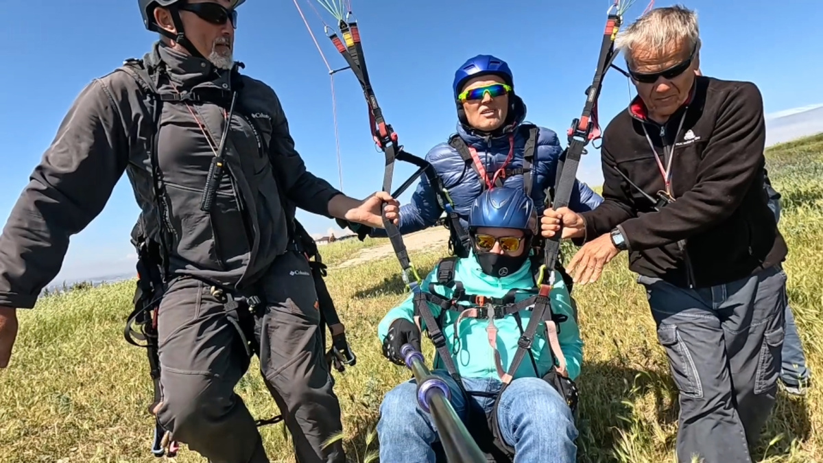 Запуск парапланерного тандема с пилотом