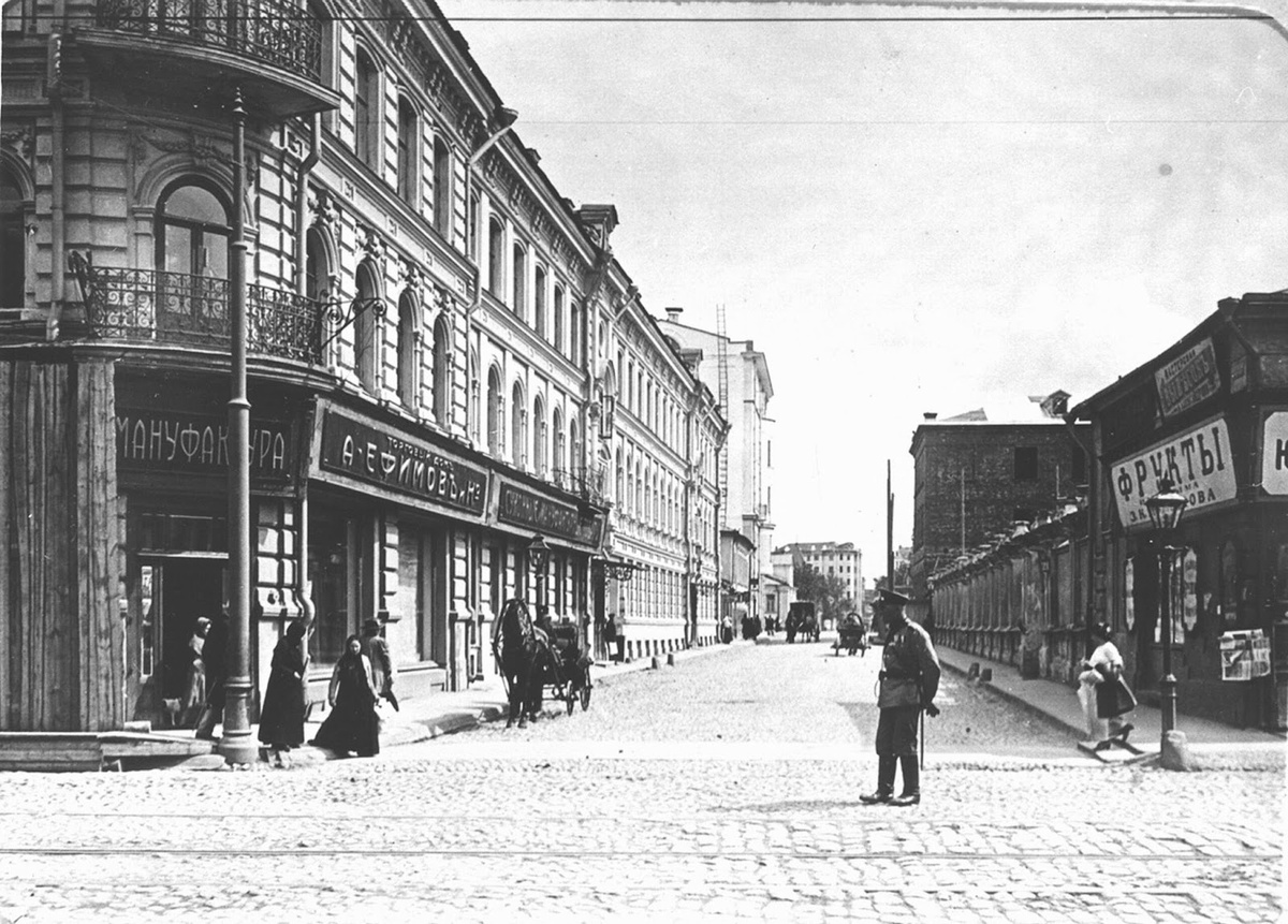 Денежный переулок, улица Арбат 1913 год, источник Pinterest.com