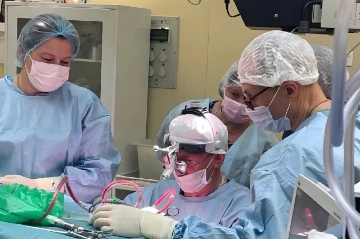    Петербургские хирурги провели уникальную операцию по спасению подростка