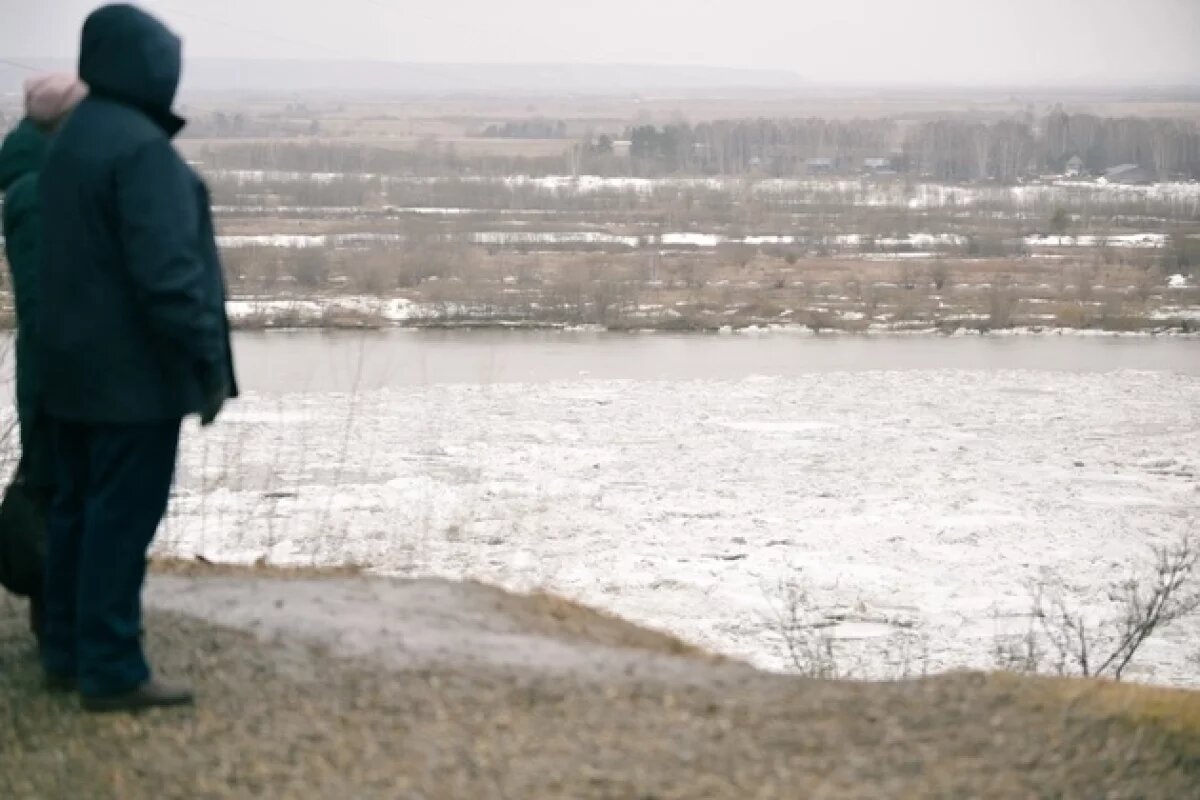    В Тарко-Сале снижается уровень воды после ледового затора