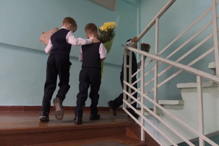 Дети пытаются вступиться за одноклассника. Но учитель и их как будто не слышит. Фото: Светлана МАКОВЕЕВА.