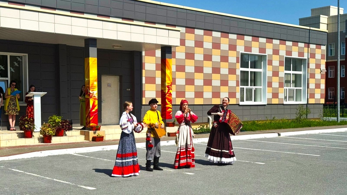    Школьники Сургута пошли в творческие лагеря