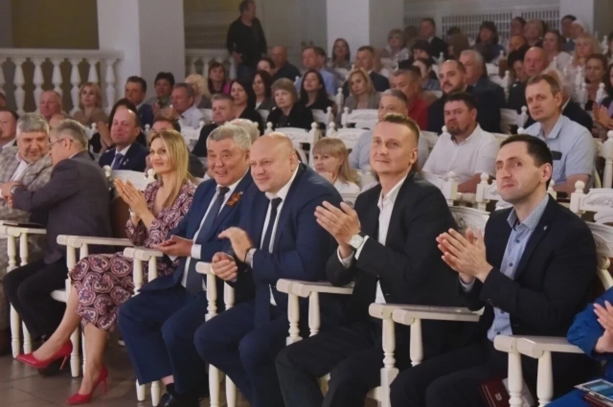    В зале филармонии звучали песни, посвящённые любимому городу и стране. Гости - Здесь присутствовали и ветераны труда, общественные деятели, активные жители округа.