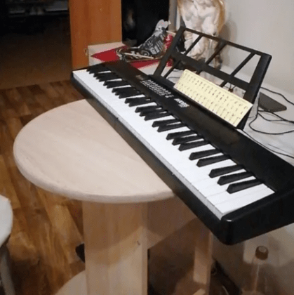 На корпусе есть подставка, куда можно поставить ноты, телефон или планшет. Фото из отзыва на Озон.