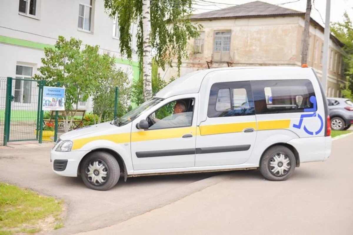    В Югре правительство расширило доступ многодетных семей к социальному такси