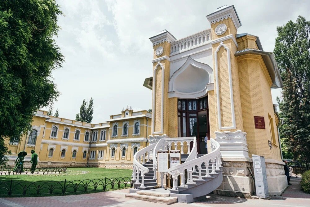 Здание по-настоящему роскошное: лепнина, башенки, большие окна, пропускающие много света. Стиль был очень необычным для начала XX века и отсылал к восточным дворцам. Фото: Главные нарзанные ванны / Яндекс Путешествия