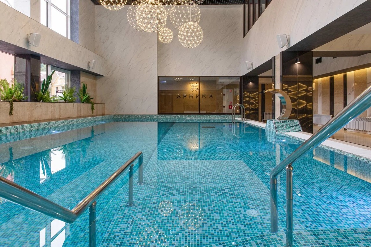 В комплексе есть бассейн, тренажёрный зал, проводятся групповые спортивные занятия, в том числе скандинавская ходьба с инструктором по городским терренкурам. Фото: «Арника» / Яндекс Путешествия