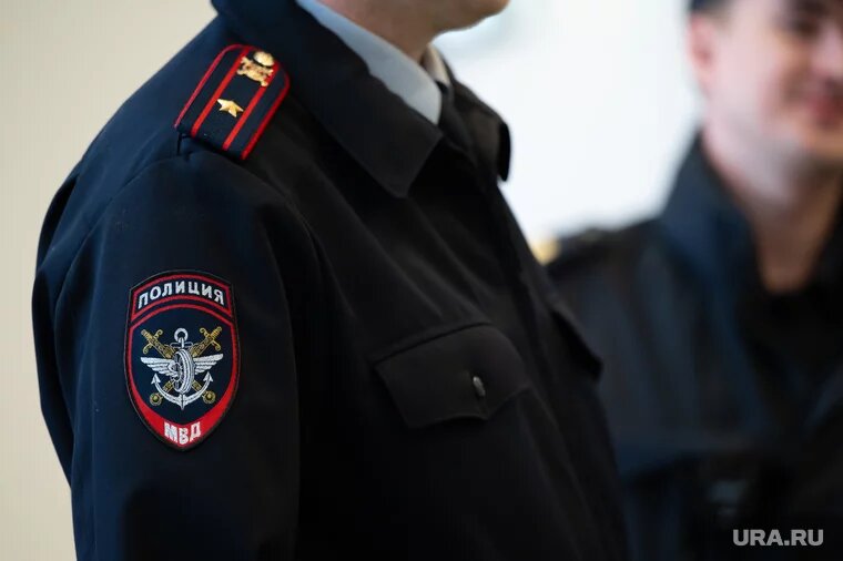 Полицейские пресекли возможную расправу над обвиняемой. Фото: Руслан Яроцкий © URA.RU