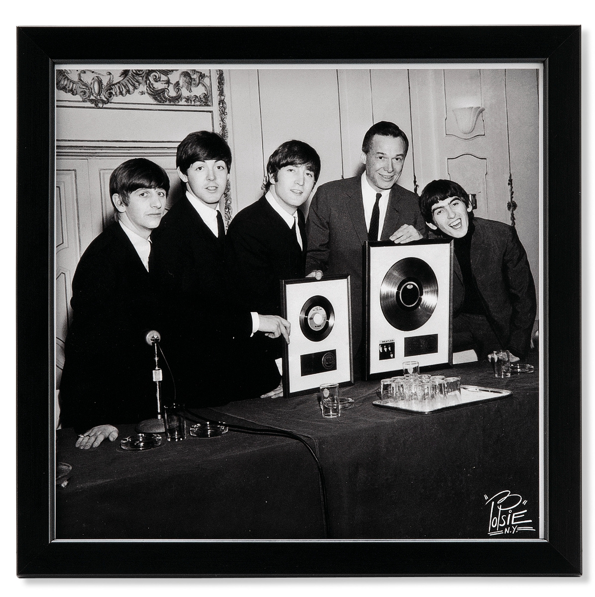 The Beatles и глава «Capitol Records» Алан Ливингстон (Alan Livingston). Нью-Йорк, Манхэттэн, США. 1964 год. Церемония вручения «золотых» дисков за сингл «I Want To Hold Your Hand» и альбом «Meet the Beatles!». 