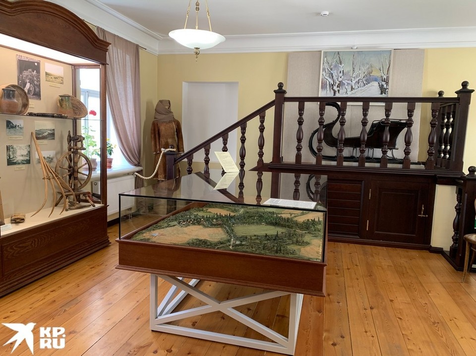    В сохранившихся флигелях располагается музей Менделеева Елена ПОПОВА