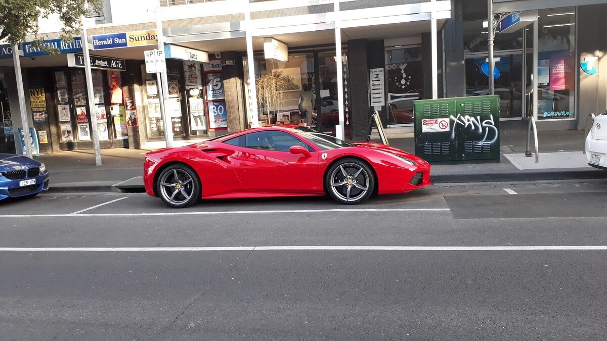 Вот такая красотка была припаркована прямо напротив стлика, где мы обедали