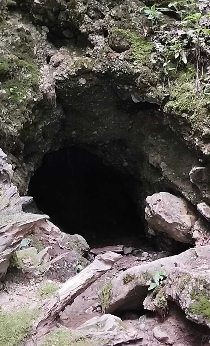 Вход в большую фанагорийскую пещеру.