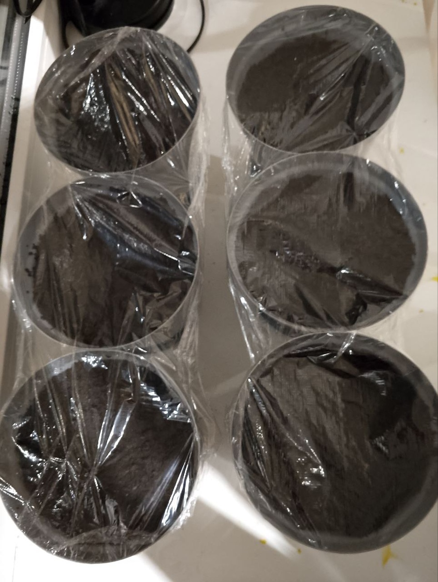 Вот так это выглядело (подоконник у меня испачкан художественным маслом) 