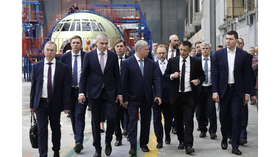    Антон Алиханов (справа) пообещал оказать самолетостроительному заводу федеральную поддержку в модернизации производства.