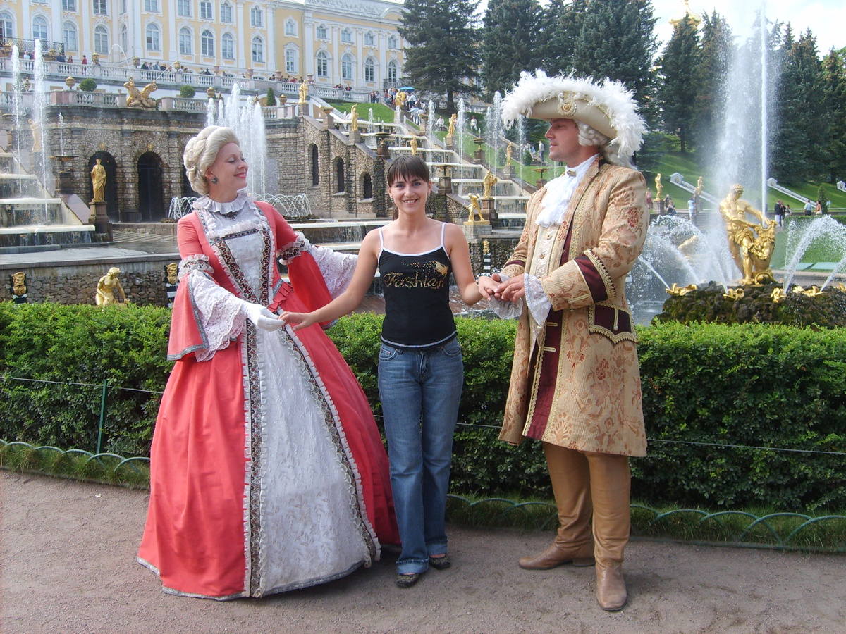 Ряженые взяли меня в оборот в Петергофе в 2007 г.