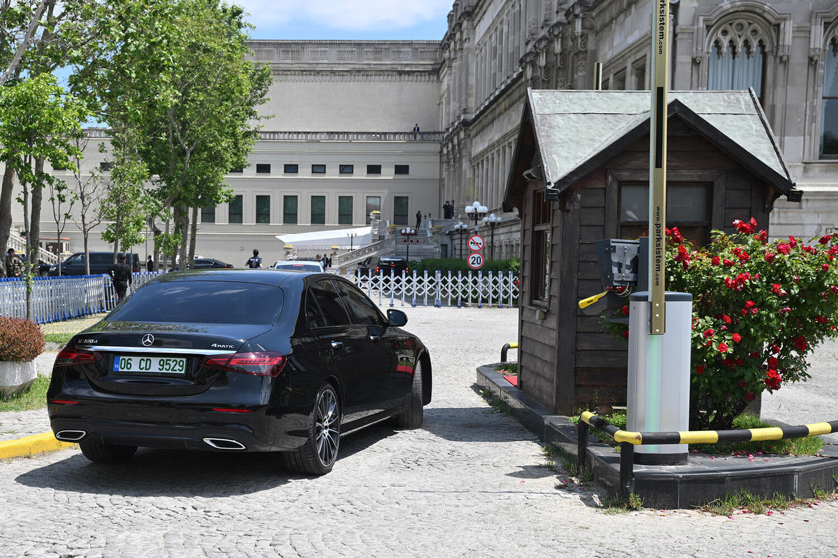 Автомобиль российской делегации заезжает на территорию дворца Чираган в Стамбуле в день переговоров между Россией и Украиной, 2 июня 2025 года ©Кирилл Зыков/РИА Новости  📷