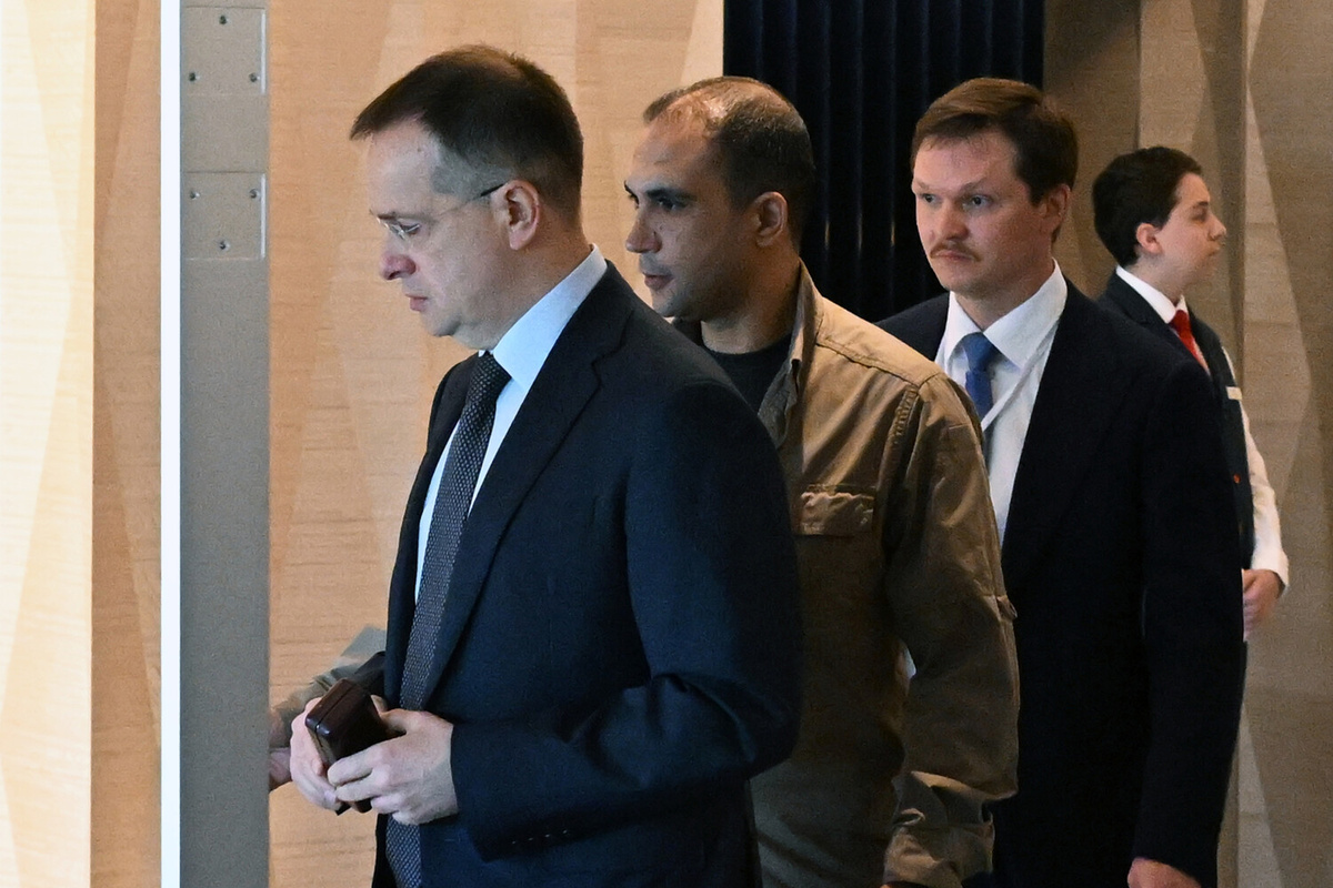 Глава российской делегации помощник президента РФ Владимир Мединский покидает гостиницу в Стамбуле в день переговоров между Россией и Украиной, 2 июня 2025 года ©Евгений Биятов/РИА Новости  📷