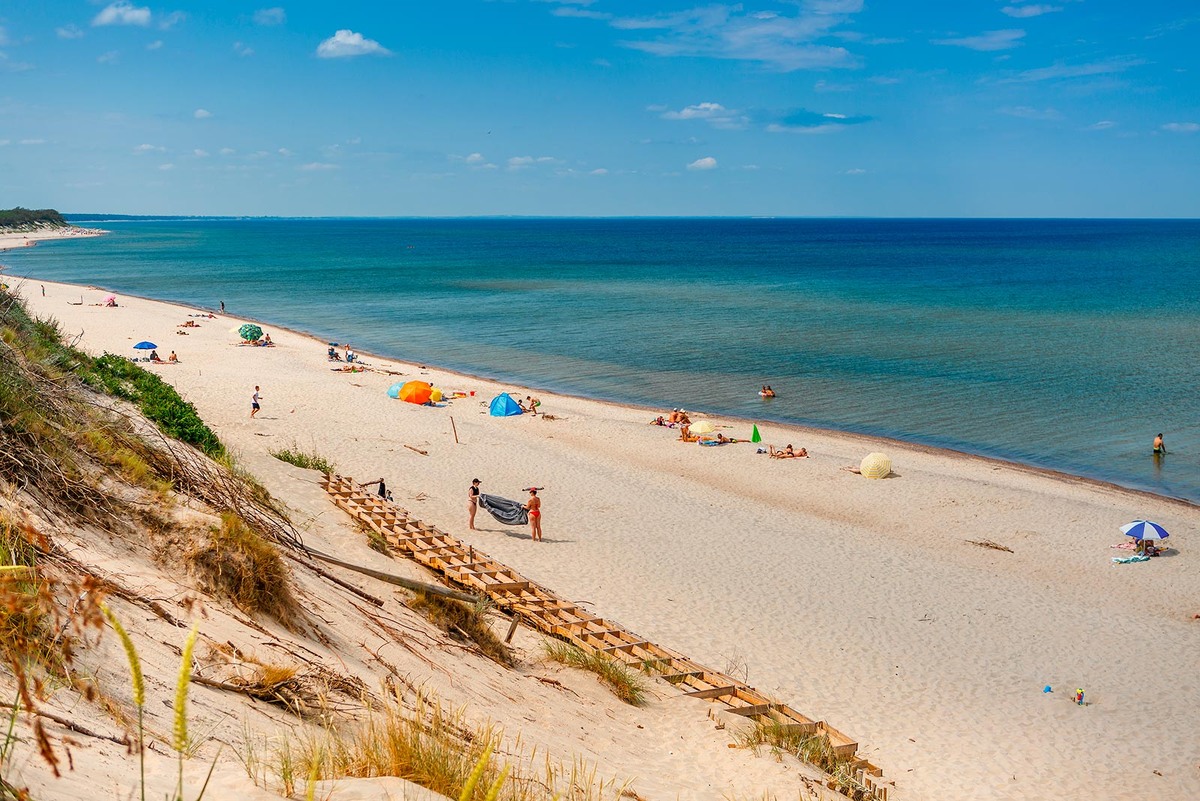 Пляж возле дюны на Куршской косе Pavel Kosolapov, Shutterstock