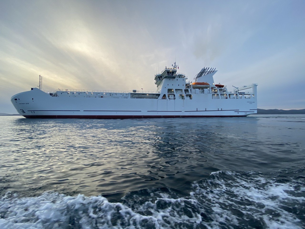   Автомобильно-железнодорожный паром «Александр Деев»