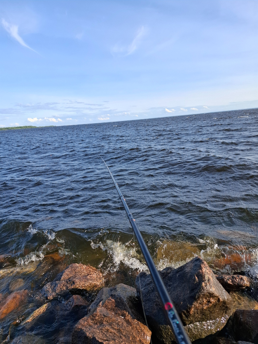 На горизонте виднеются белые барашки)