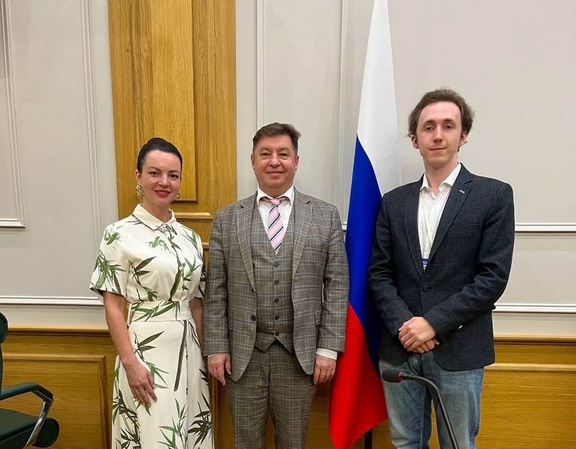 Издатель редакции НГ Алена Ушакова, Президент Российской муниципальной академии Александр Айгистов и главный редактор НГ Герман Гурнов