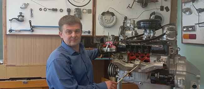 Сергей Станиславович Жданович преподает техническое обслуживание и ремонт сельскохозяйственных машин и тракторов