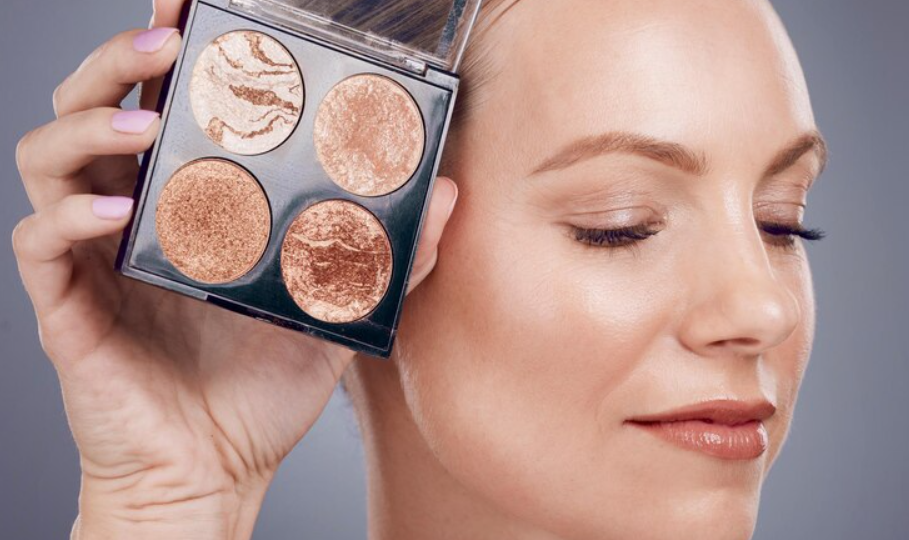 В чем разница между хайлайтером и просто жирным блеском