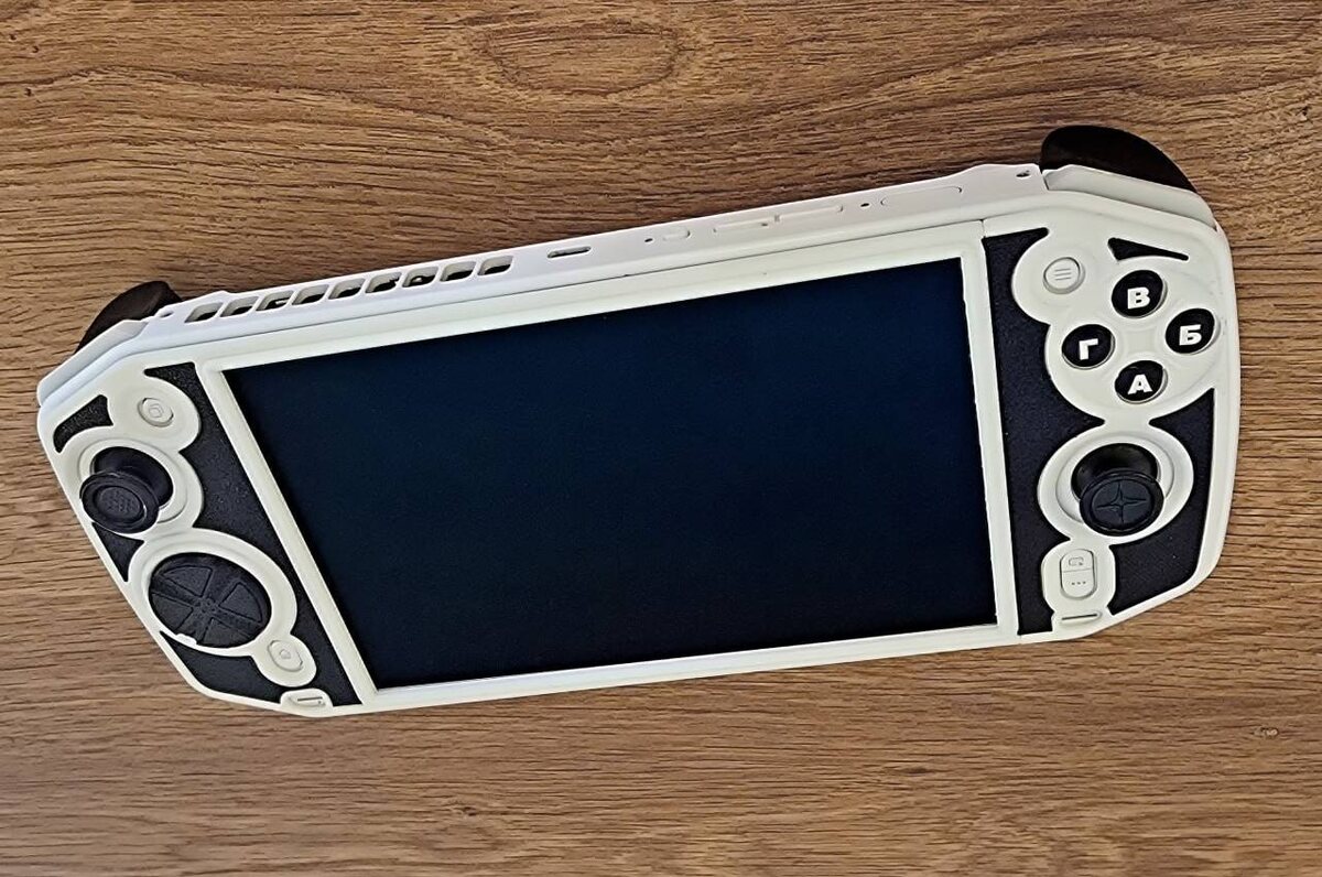 Прототип российской игровой консоли предстатвили на ЦИПР-2025. Фото: Олег Капранов/ «Российская Газета»