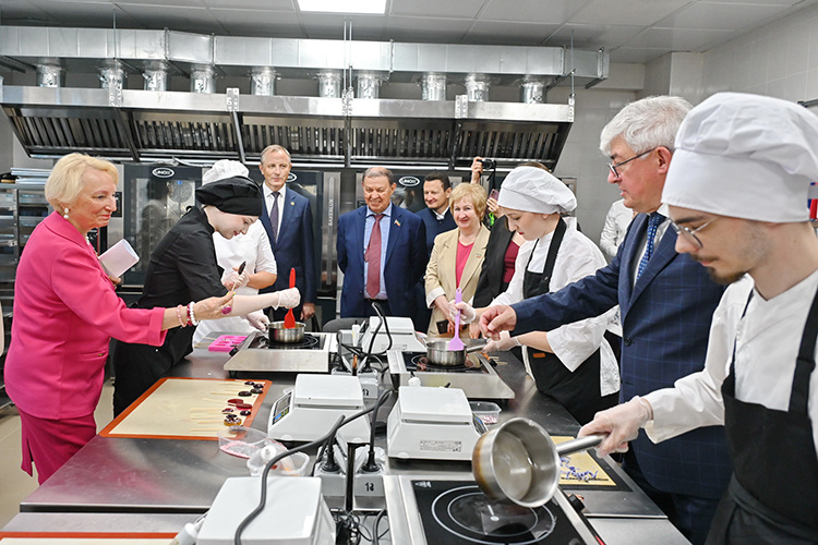    Для депутатов провели ознакомительную экскурсию по современным учебным лабораториям, оснащенным в том числе по федеральной программе подготовки кадров «Профессионалитет».   
Фото: gossov.tatarstan.ru