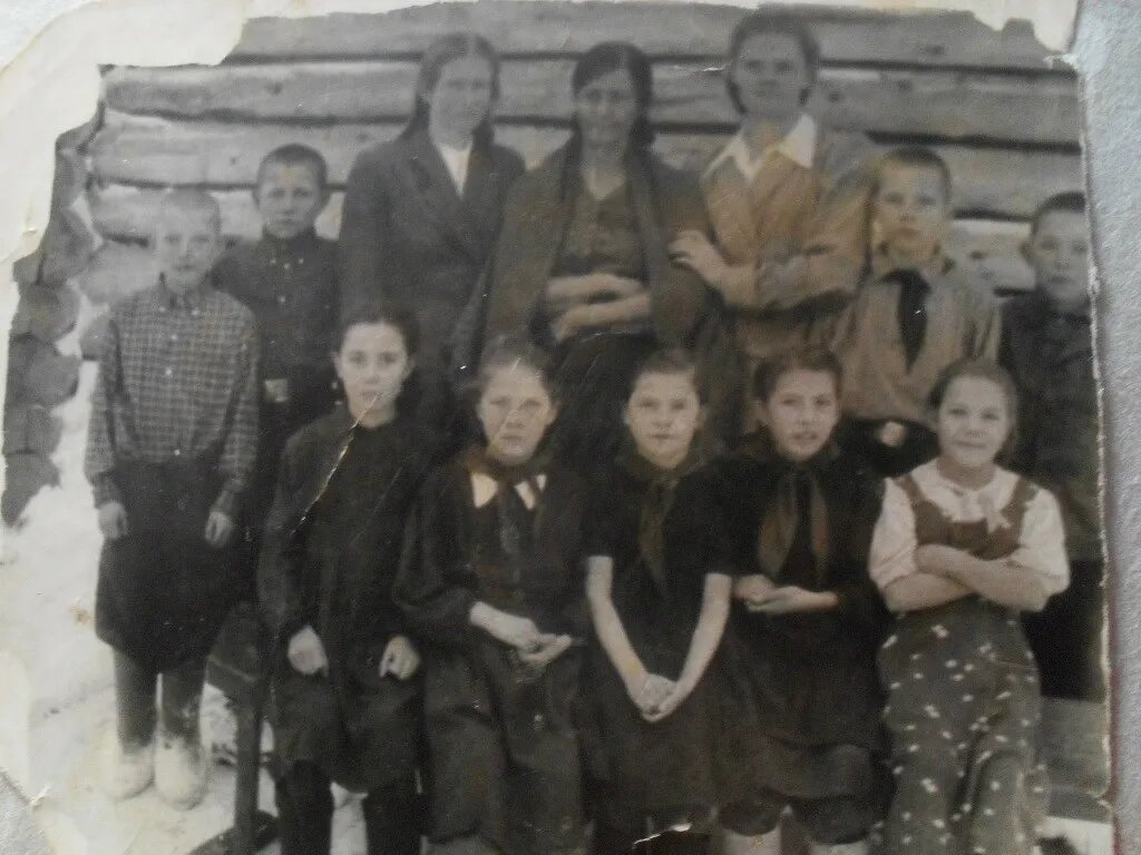 на фотографии моя мама в нижнем ряду в сарафане в горошек