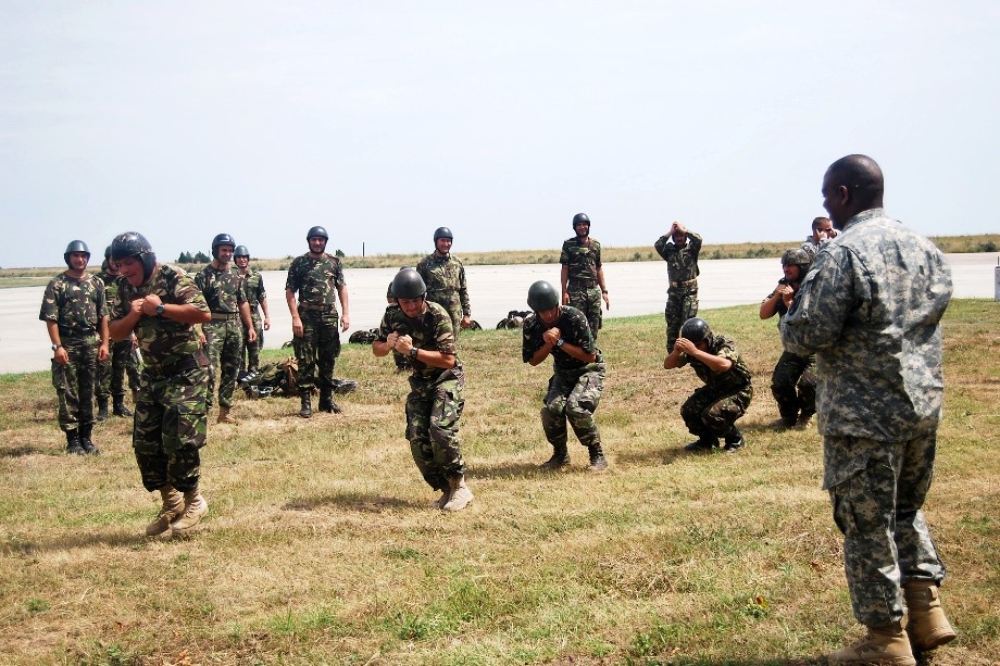 Американский инструктор проводит подготовку румынских парашютистов к прыжкам в воздухе в составе Объединённой оперативной группы «Восток» на авиабазе «Михаил Когэлничану». | Фото: Public Domain