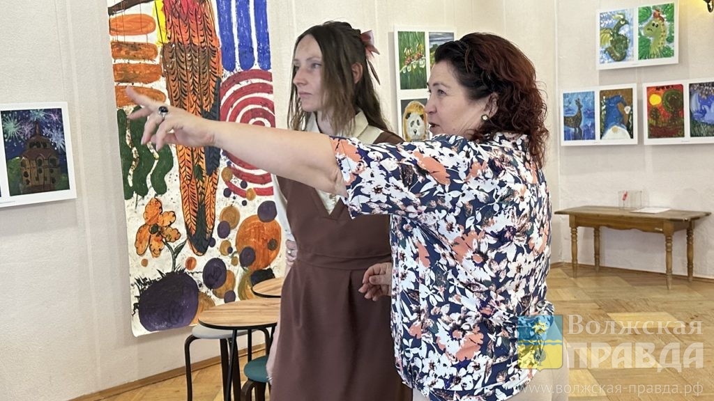     Из крупы, соли и мятой бумаги: в Волжском открылась выставка работ особенных детей
